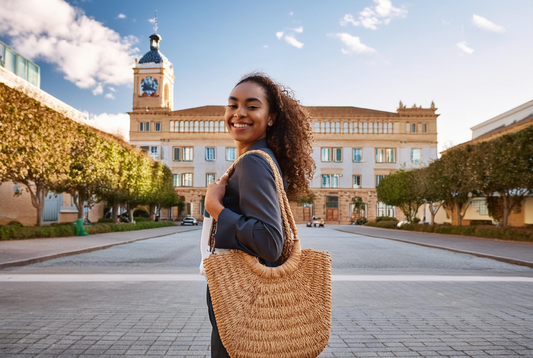 Rentrée 2024 : le sac en raphia, l'accessoire tendance de la rentrée